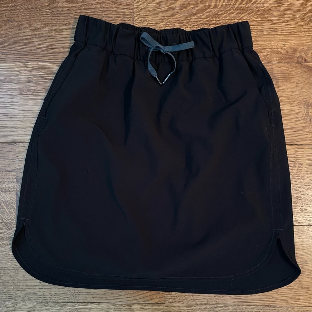 Lululemon On the Fly black skirt